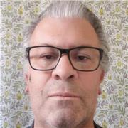 Sou professor com mais de quinze anos de experiência e amplo conhecimento na área da informática