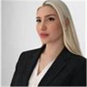 Ragazza insegna italiano a bambini e stranieri