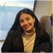 Profesora de inglés da clases a niños de todas las edades