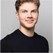Student, und Mathe-Tutor, der Kinder aller Altersgruppen unterrichtet.