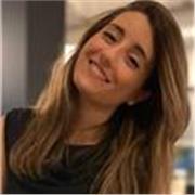 Giovane avvocato impartisce lezioni di diritto