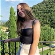 ragazza universitaria per aiuto compiti