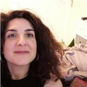 Insegnante impartisce lezioni a studenti di medie, superiori e università