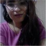 profesora de español imparte clases a niños y adultos