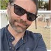 Dottore di ricerca in Sociologia, esperienza decennale in marketing. Passione per l’insegnamento