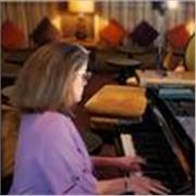 Profesora de piano, teoría,  solfeo y lectura musical.