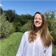 Profesora de inglés que imparte clases a niños de todas las edades