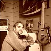 Chitarrista impartisce lezioni di chitarra Rock