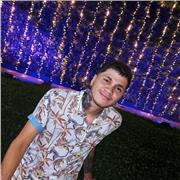 profesor de español imparte clases a niños de 8 a 14 años