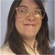 Profesora de español imparte clases a personas de todas las edades