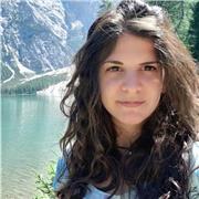 Docente di Italiano impartisce lezioni online a studenti e lavoratori stranieri