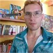 El profesor de lectura, dibujo y pintura imparte clases a personas de todas las edades