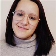 Profesora de peluquería siendo técnico de peluquería y cosmética capilar, con experiencia habiendo trabajado en una tienda de cosmética