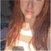 Profesora de música imparte clases a niños de hasta 18 años de edad