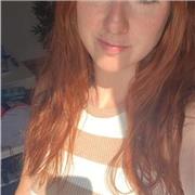 Profesora de música imparte clases a niños de hasta 18 años de edad