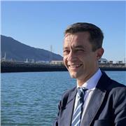 Un docente con años de experiencia y apasionado de la educación.