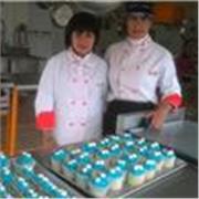 Profesora de cocina, imparte clases a jóvenes