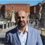Profesor y experto en comunicación, oratoria y comunicación empresarial. 