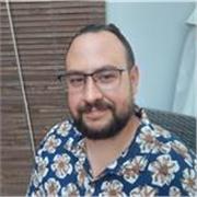 Cocinero profesional con Grado Medio en Gastronomía y Grado Superior en Dirección de Cocina, con más de 10 años de experiencia