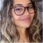 Profesora de inglés imparte clases a niños de primaria/ ESO