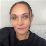 Nutritionist vegetarian and weightlifter, offering online nutrition tutoring focused on balanced eating and sustainable lifestyle.