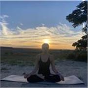 Profesora de Yoga,especializada en Hatha,imparte clases a niños y adultos en modo presencial y online