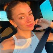 Estudiante del grado universitario de Turismo, con dominio de los idiomas y las asignaturas de letras.