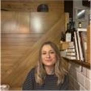 Profesora titulada en todos los cursos con 5 años de experiencia y graduada en criminología.