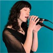 Je suis convaincue que tout le monde peut chanter. Ta voix est unique ! En l’explorant ensemble, tu découvriras des milliers de po