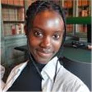 Studentessa universitaria che impartisce lezioni online e in presenza.