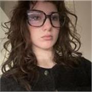 Licealistka prowadzi zajęcia dla uczniów z szkół podstawowych z polskiego, matematyki, biologii i geografii