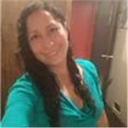 Profesora de niños imparte clases a niños y jóvenes