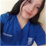 Profesora de psicologia imparte clases a estudiantes de 12 a 20 años