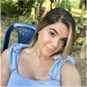 Profesora de matemática básica imparte clases a niños de 1 a 5 grado