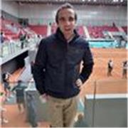 Doy clases de tenis, español, padel. Me gustan mucho los niños y tengo mucha habilidad y trato con ellos. Tengo mucha paciencia y capacidad para poder enseñar