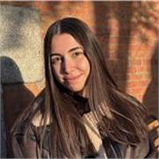 Profesora de inglés apta para niños y adolescentes. 