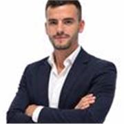 Laureato in giurisprudenza, prossimo al conseguimento del titolo di Avvocato