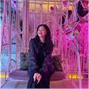 Estudiante universitaria cursando una carrera en psicología con nivel C1 de inglés y B1 de francés