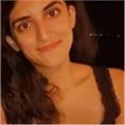 studentessa universitaria che offre lezioni online di matematica a ragazzi di scuola media e liceo