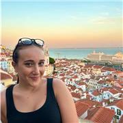 Insegnante di materie umanistiche impartisce ripetizioni dalle elementari al liceo