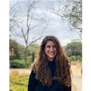 Enseño inglés con energía, empatía y entusiasmo real.