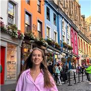 Tengo años de experiencia en dar clases particulares a todas las edades. He estudiado mi carrera en inglés y tengo el CAE