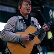 Guitar tutor for beginners and intermediates offering friendly in-person and online lessons in London.