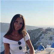 Studentessa universitaria di ingegneria che offre lezioni a studenti di scuole superiori