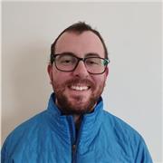 Profesor de inglés imparte clases para estudiantes avanzados