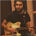 Licenciado en música y composición, imparte clases de armonía y songwriting enfocadas a percusionistas