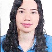 Estudiante imparte clases a los niños de primaria