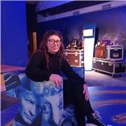 Ragazza liceale che impartisce lezioni di spagnolo per medie e superiori