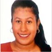 Profesora de ciencia política imparte clase a niños de todas las edades