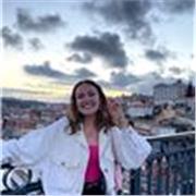 Profesora de inglés que imparte clases a niños de todas las edades